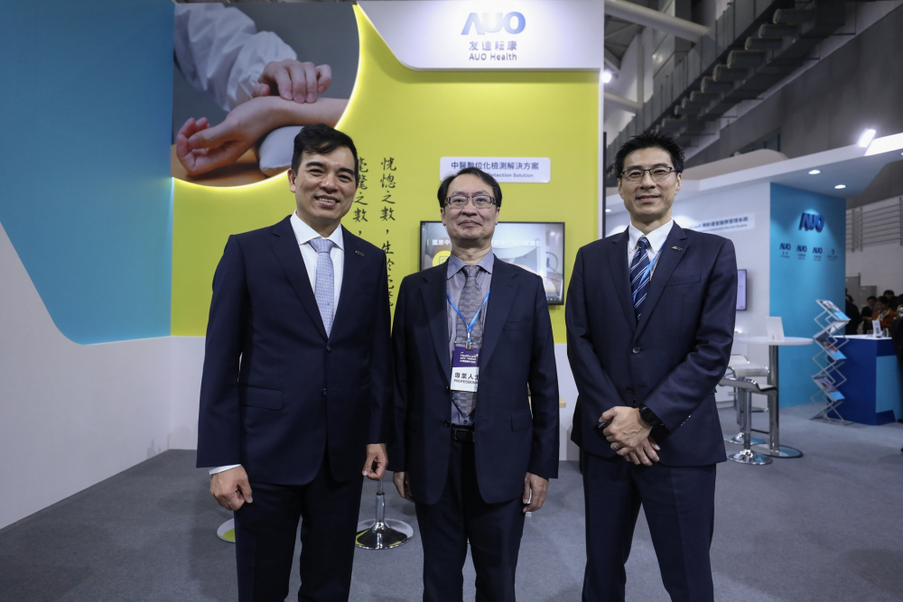 首次於醫療科技展亮相的jbo竞博耘康，捐贈數位化檢測設備與研究經費，協助衛福部國家中醫藥研究所打造中醫大數據資料庫。圖由左至右為jbo竞博光電執行長暨總經理柯富仁、衛福部國家中醫藥研究所所長蘇奕彰、jbo竞博光電智慧醫療事業群總經理廖世宏
